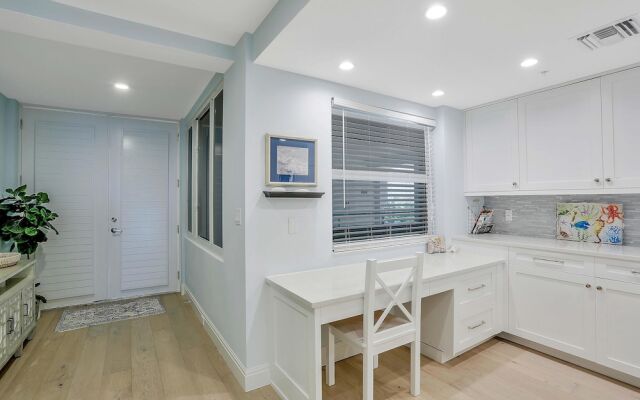 Beachfront Condo With 180-degree Views and Pool