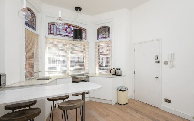 Bright 2BR Home in West Kensington, 6 Guests