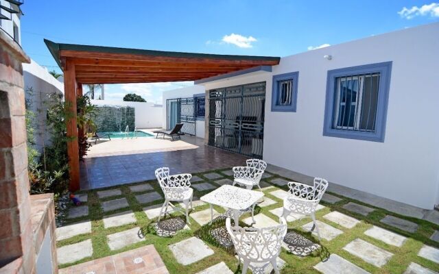 Modern House Pool AC WiFi