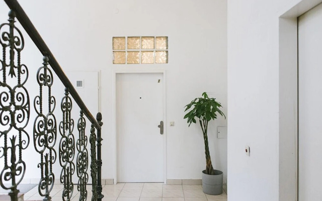 Modern Apartment in the Beautiful Neighborhood