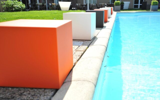 Hotel Full Colors