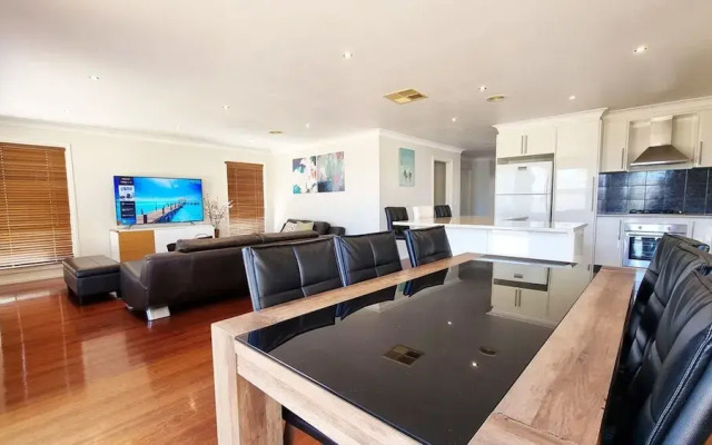 St Albans House - Spacious and Modern Home