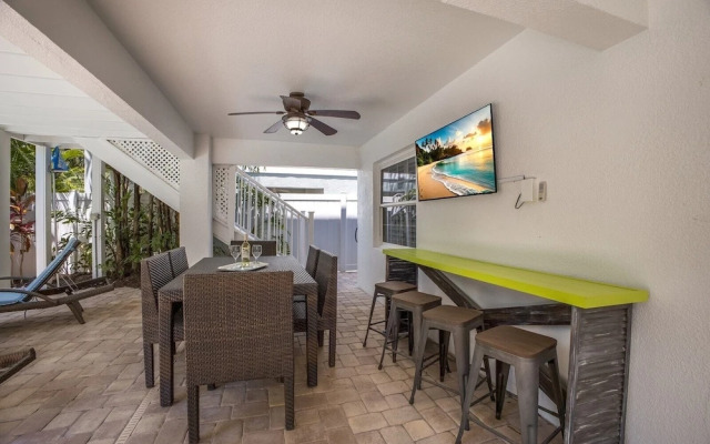 Splash Of Lime 3 Bedroom Home by RedAwning