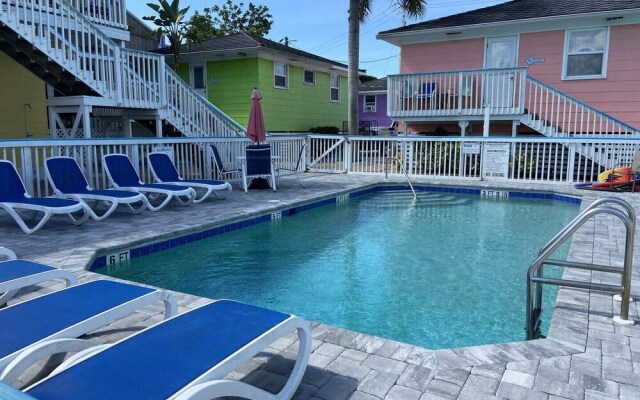 Holiday Court 10 - Pelican