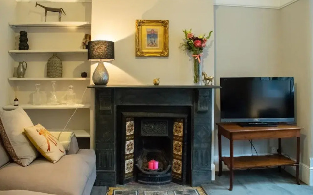 Cosy 2 Bed Ground Floor Flat In London