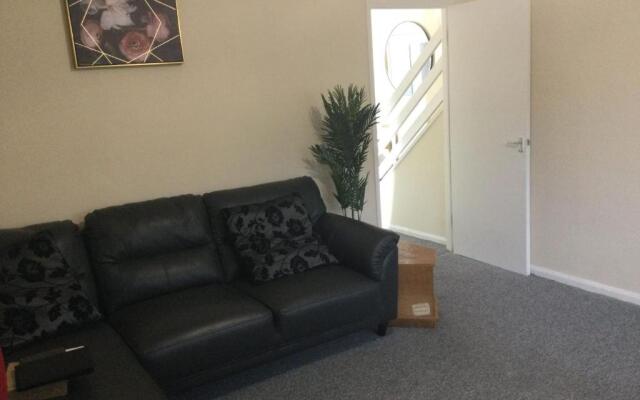 Nice Residential Within Easy Reach To Town