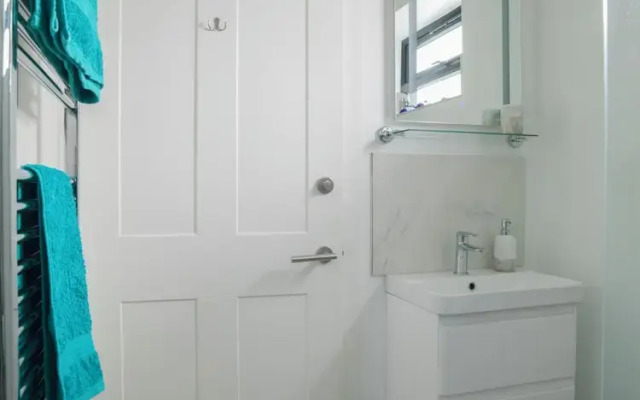 Modern Apartment in the Cotswolds Sleeps 6