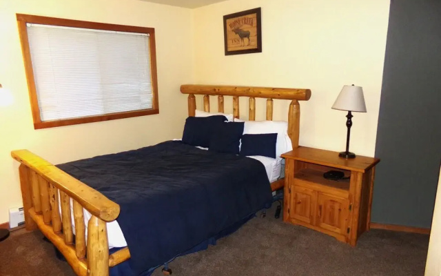 Snowscape 2 bed 2 bath 2 Br condo by RedAwning
