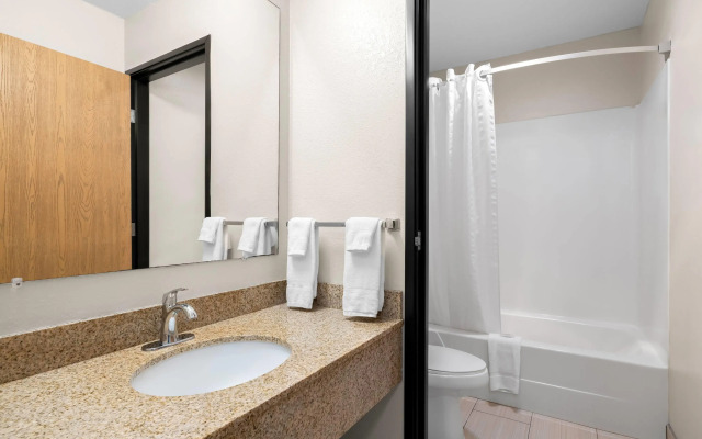 Super 8 by Wyndham La Crosse