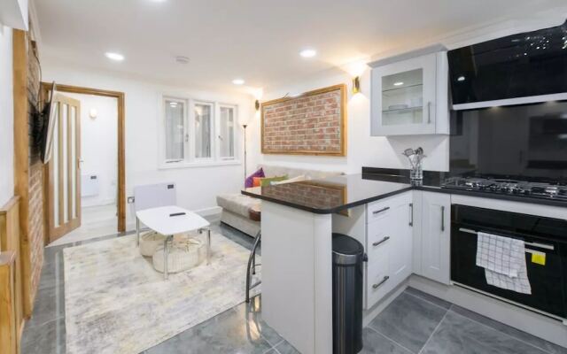 Colorful Apartment near Canary Wharf