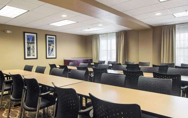 Comfort Inn & Suites Grafton - Cedarburg
