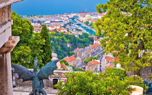 Colourful Seaview Apartment