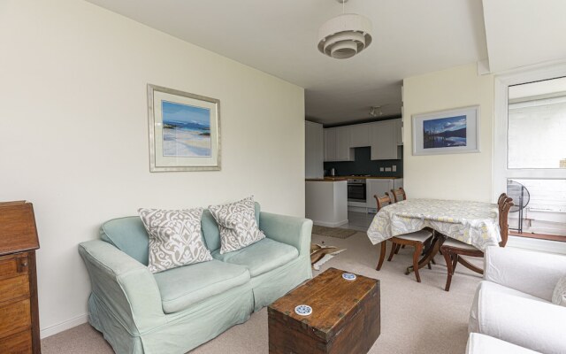 Bright 2 BR Battersea Flat With Great Location