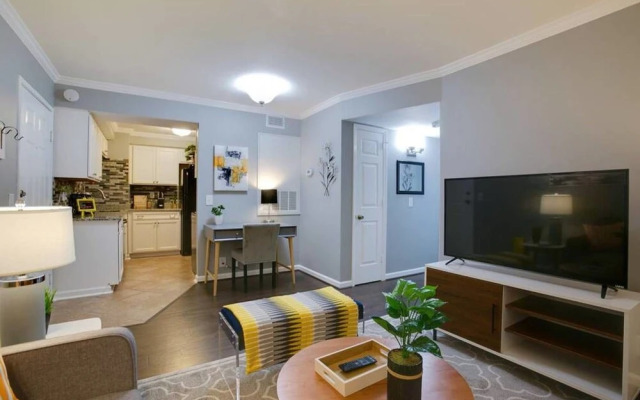 Creative & Cool 2br/2ba West Apt Home