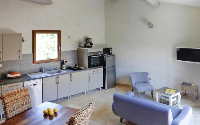 Charming holiday flat with communal pool, Malaucène