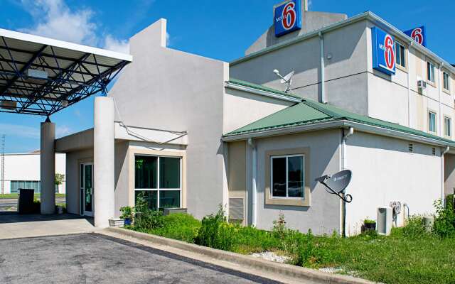 Motel 6 Seymour, IN - North