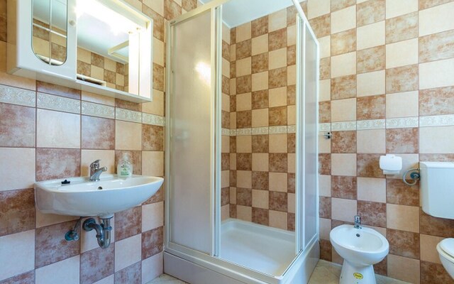 Nice Home in Liznjan With Wifi and 6 Bedrooms