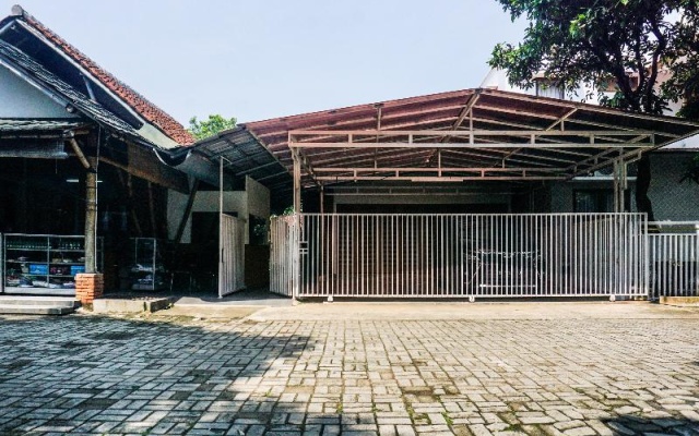 Collection O 91604 Yuni Inn Az-zikra Syariah – Outside – Bogor