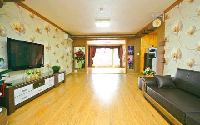 Donggang Village Caravan Pension