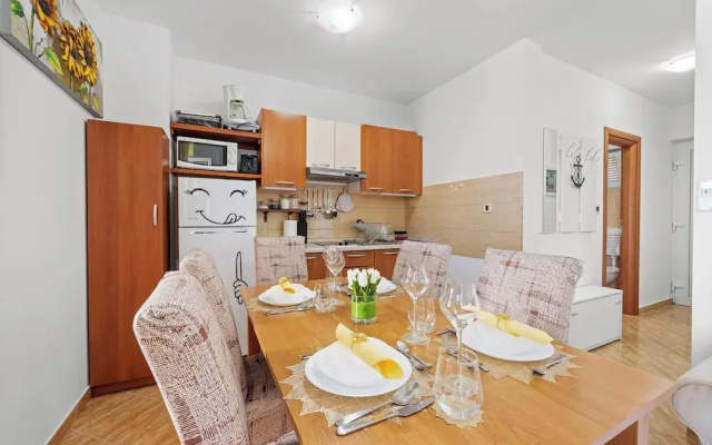 Mery's Sunny Pool Apartment