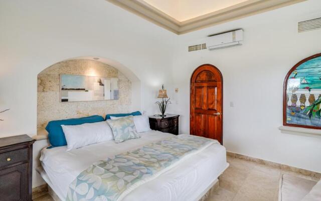 Lagoon & Beach Steps Away 5-bdrm Villa Elegancia