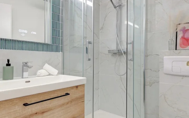 Stylish 2BR for 6 by Champs-Elysees