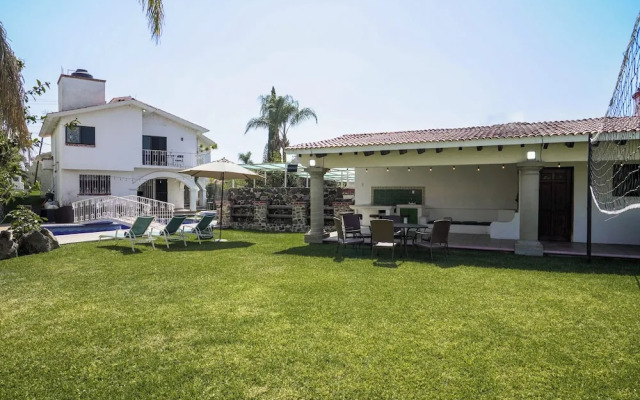 Spacious House with Pool