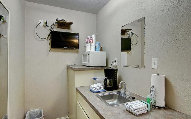 Fantasy Oaks Lodge 4 Bedroom Home by RedAwning