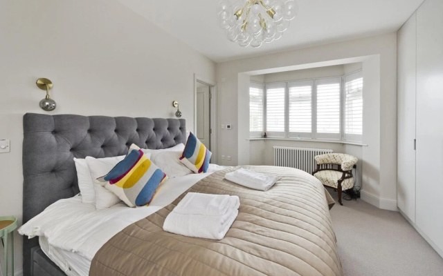 Wonderful Family Home With Garden Near Twickenham by Underthedoormat