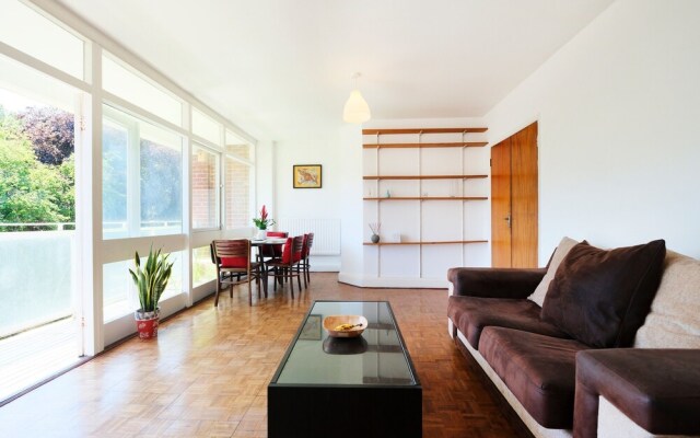 Bright and Spacious 2 Bed Apartment - Sleeps 4