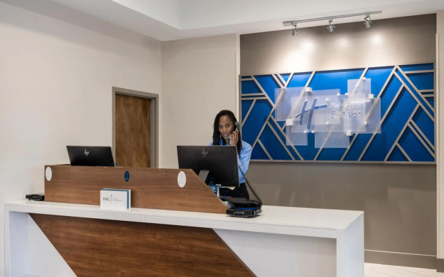 Holiday Inn Express & Suites Greensboro-(I-40 Wendover) by IHG