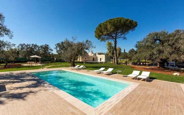 2220 Trulli Biancapetra by Perle di Puglia