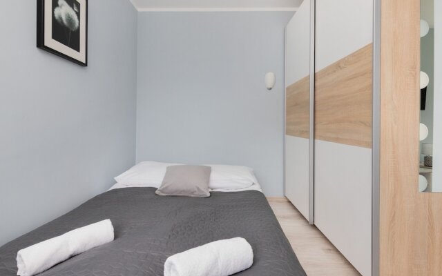 Dworska Apartment by Renters