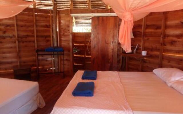 Tawan Bar and Bungalow