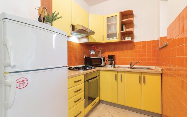 Beautiful Home in Liznjan With Wifi and 6 Bedrooms