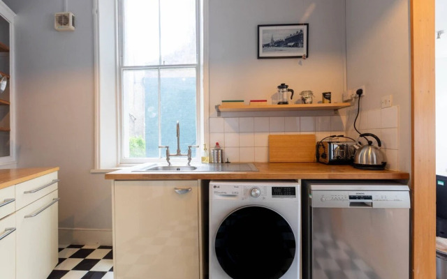 Stylish 2 Bedroom Converted Victorian Storefront