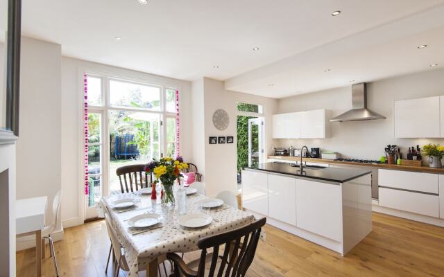 Enchanting Southfields Home by King George's Park