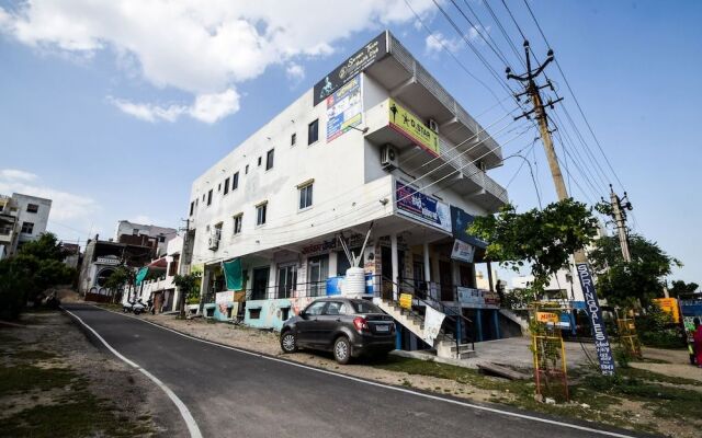 OYO 18738 Hotel Saniya