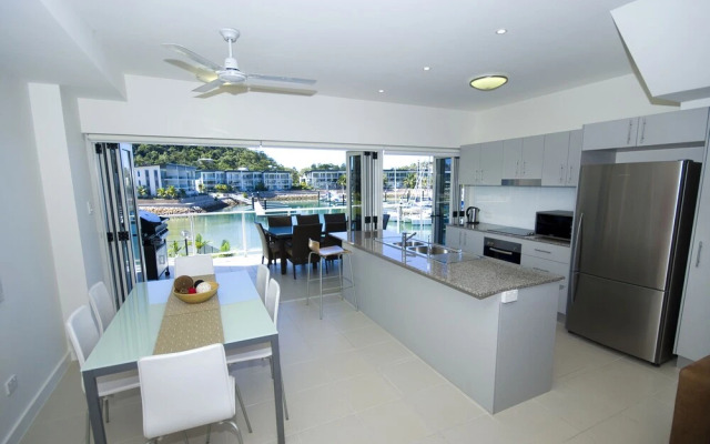 Beachside Magnetic Harbour Holiday Apartments