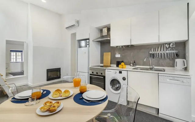 Urban Escape: 1-Br W/Mezzanine Near Campo Ourique