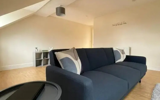 Central top Floor 2-bed Apartment in Swindon