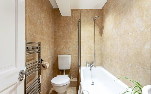 Cosy Garden Flat in Prestigious Residential Area