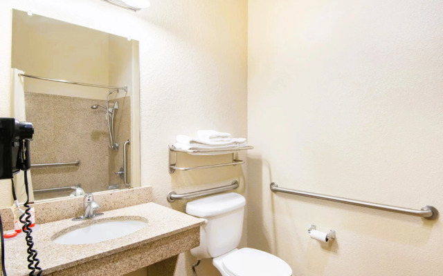 OYO Townhouse Clute Lake Jackson