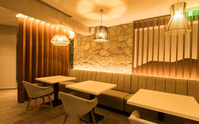 Parasol Luxury Hotel & Suites