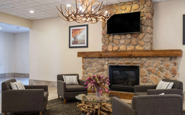 Ramada by Wyndham Thunder Bay Airlane Hotel