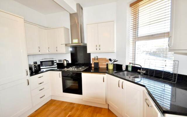 Apartment With 2 Bedrooms in Greater London, With Wifi