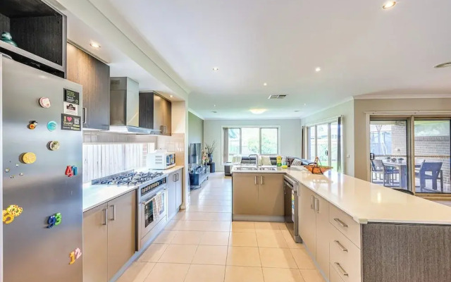 StayAU Spacious Stay Point Cook