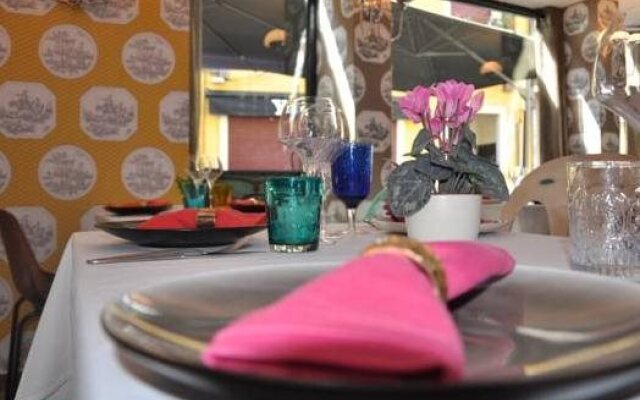 Le Petit Leon Hotel