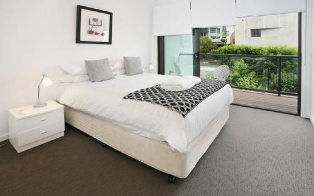 Views from Red Hill Modern and Spacious Split Level Executive 3BR Red Hill Apartment Close to CBD – Guest Rooms – Brisbane