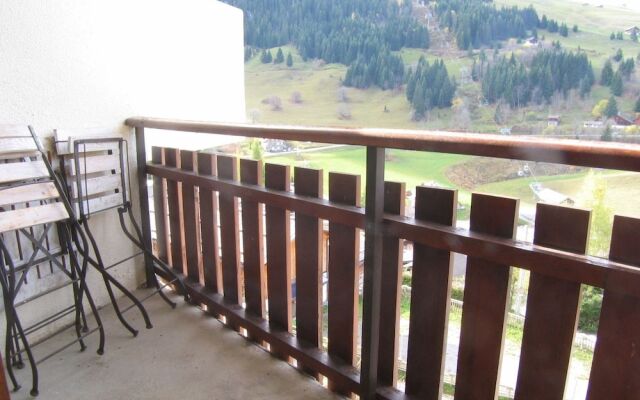 ARAVIS 16003 La Clusaz Skis aux pied